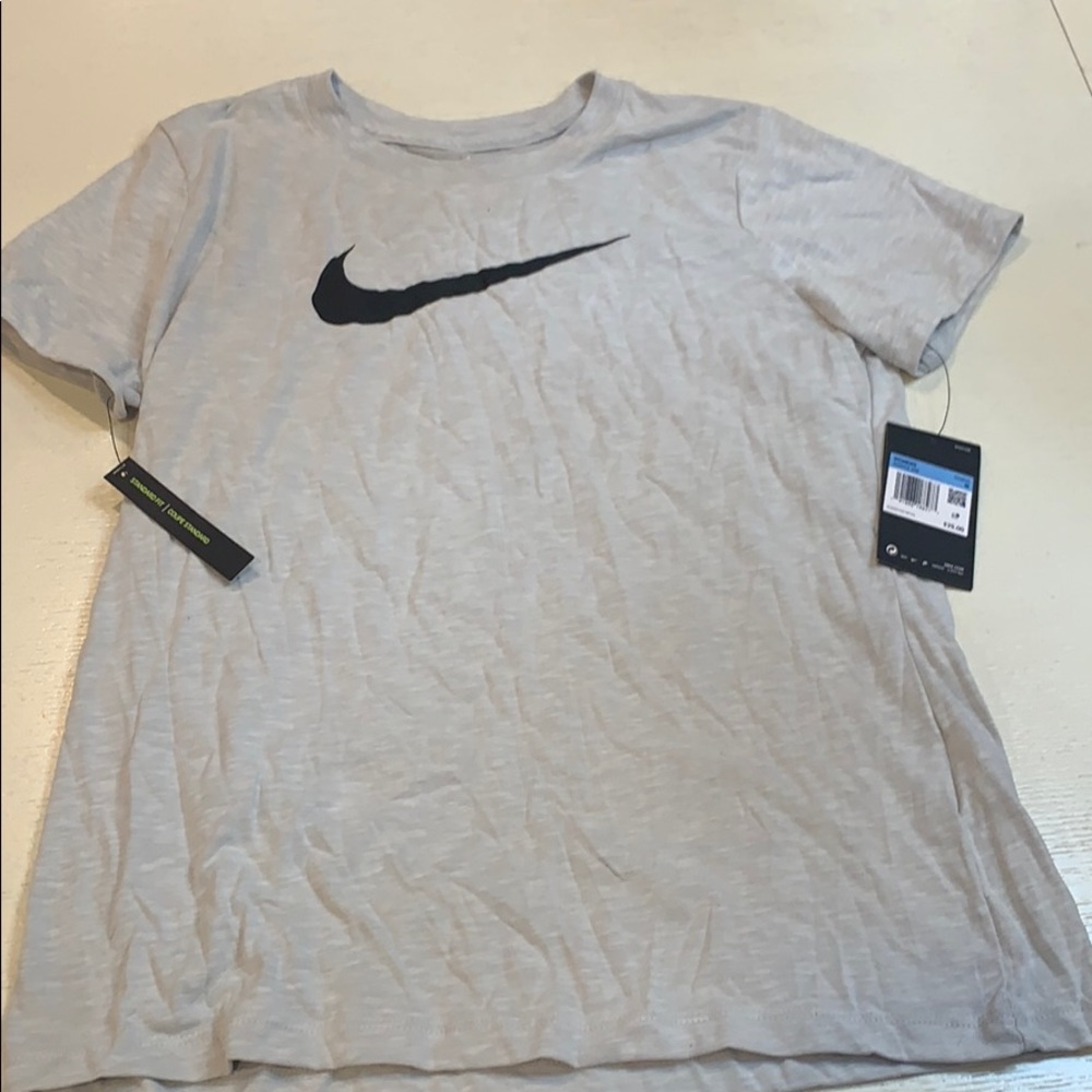 💋NWT NIKE T-shirt. Size Medium. Women’s.